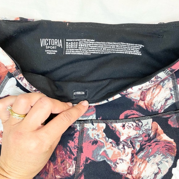 Victoria’s Secret Sport Black Rose Tease Floral Knockout Leggings Yoga Pants - Picture 10 of 13